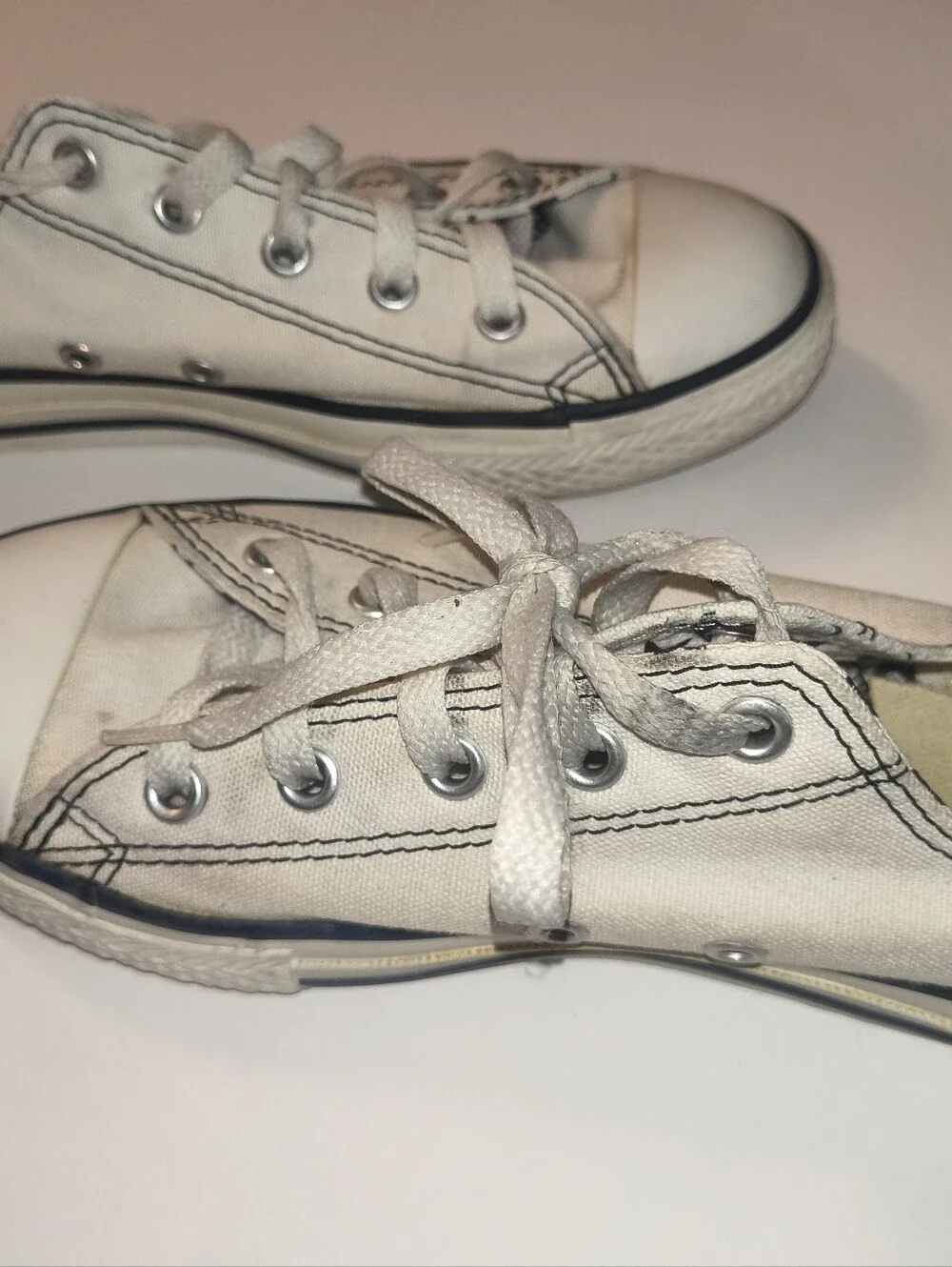 White Converse Chuck Taylor Sneakers / Youth 2.5 / EUR 34